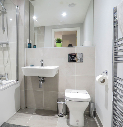 Bathroom 2, Tudors eSuites City Centre House, Birmingham