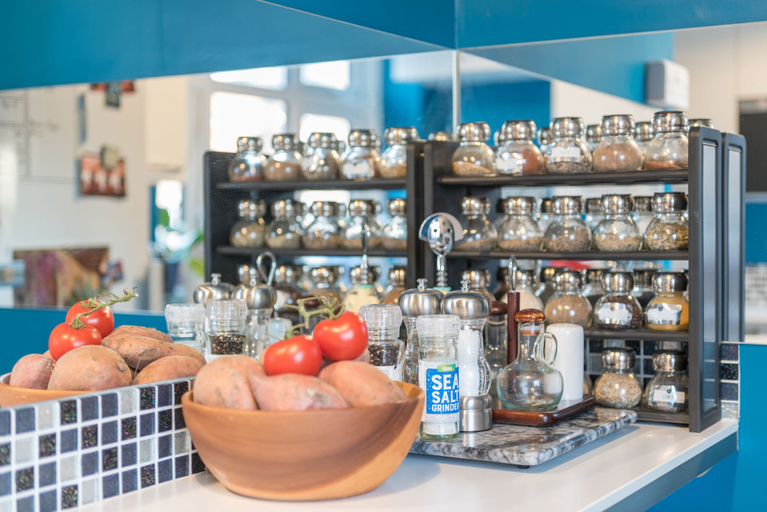 Food & Drinks, Stunning and Warm Home in Wandsworth by Underthedoormat, London