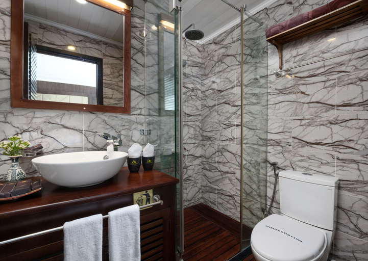 Bathroom, Halong Glory Legend Cruise, Hạ Long
