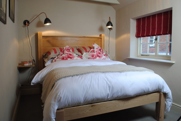 Bedroom 2, Courtyard Cottages Lymington, Hampshire
