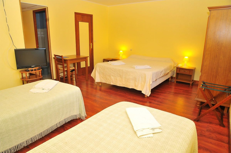 Bedroom 2, Hotel Royal Residence, Paris