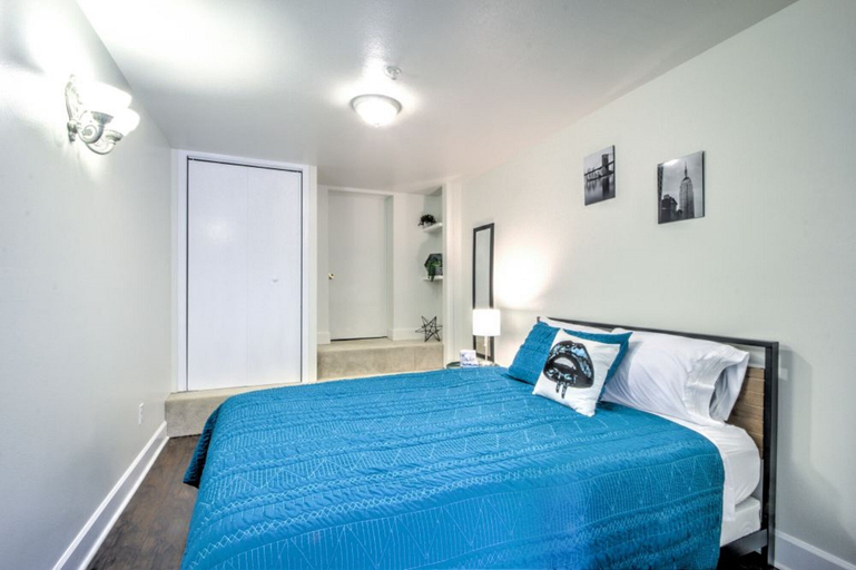 Bedroom 3, Hosteeva Capitol Hill Condos, Seattle