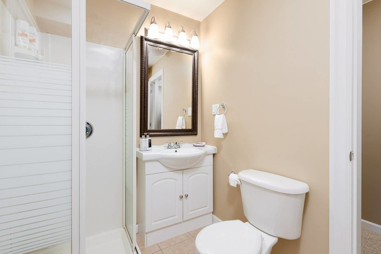Bathroom 3, Cozy 3bdr in North Vancouver, Greater Vancouver