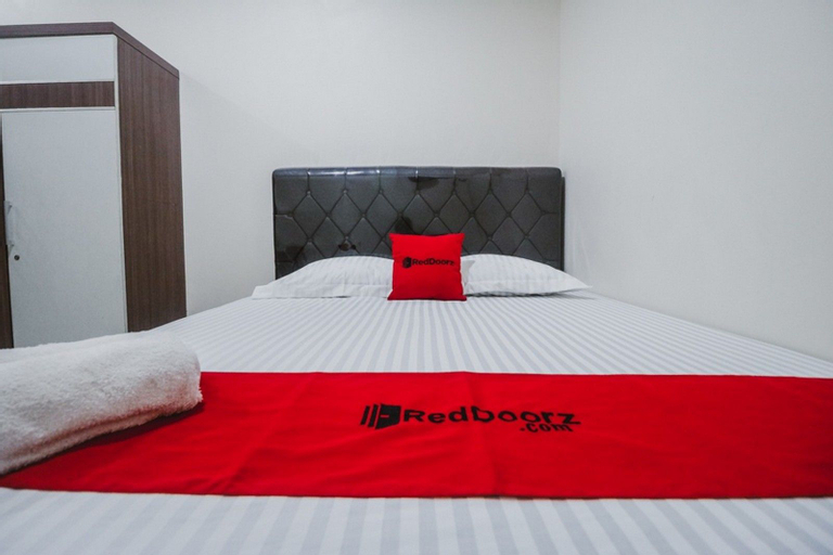 RedDoorz Plus near Semanggi - Tap to explore photos