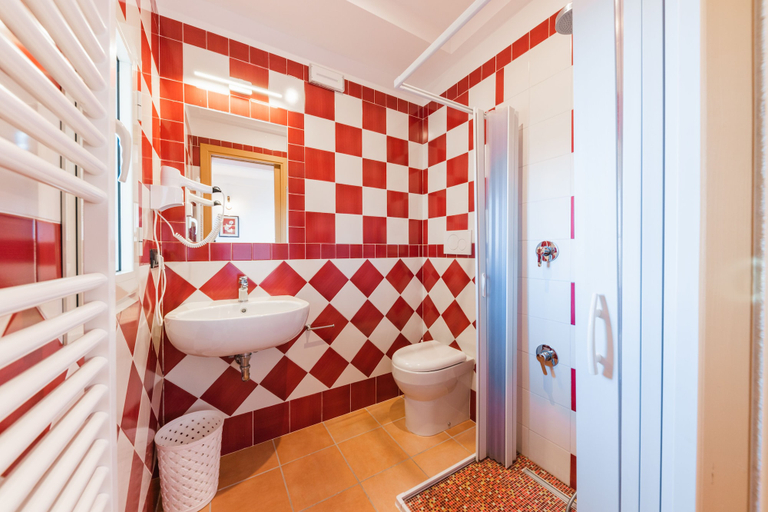 Bathroom 3, Hotel La Margherita, Salerno