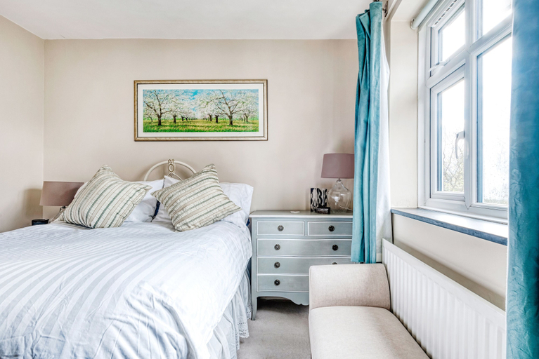 Bedroom 3, Stunning and Warm Home in Wandsworth by Underthedoormat, London