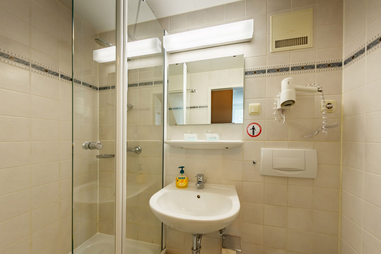 Bathroom 5, City-Pension Dessau-Roßlau, Dessau-Roßlau
