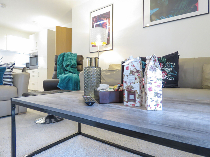 Others 3, Tudors eSuites Apartment with 4 Beds, Birmingham