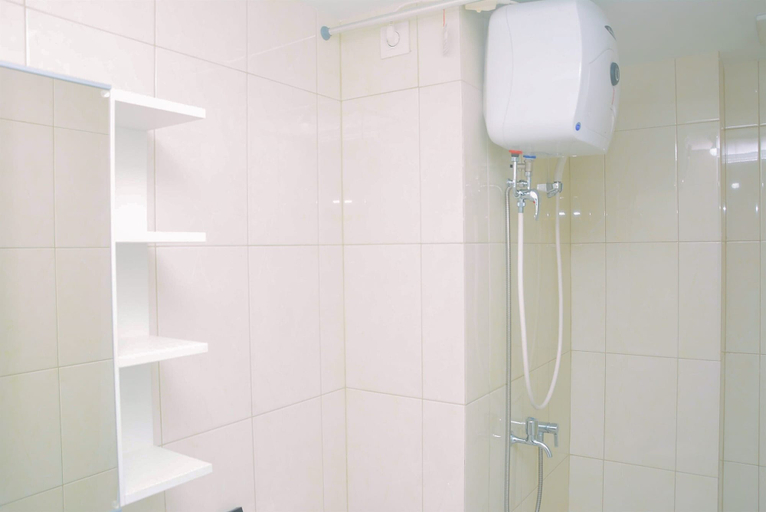 Bathroom 5, New Furnished @ 2BR Springlake Apartment By Travelio, Bekasi
