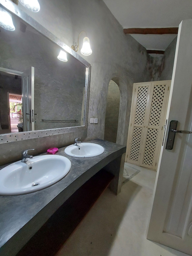 Bathroom 4, Red Lion, Malindi