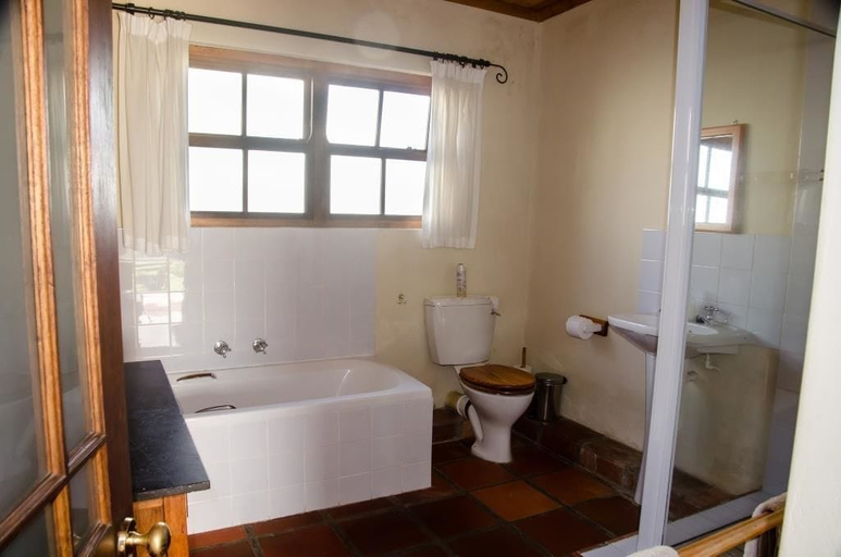 Bathroom 3, Eikelaan Farm Cottages, Cape Winelands