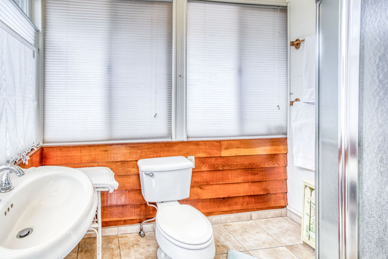 Bathroom 3, A Bed of Roses, Madera