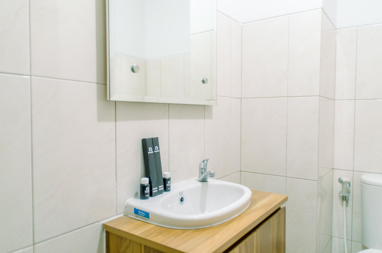 Bathroom 3, Comfy Studio At Amazana Serpong Apartment, South Tangerang