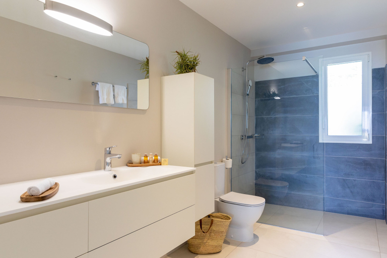 Bathroom 5, Eden Roc Villas, Le Diamant