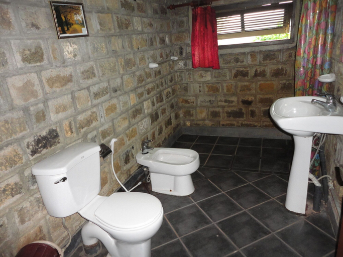 Bathroom 4, Castlereigh Holiday Bungalow, Ambagamuwa