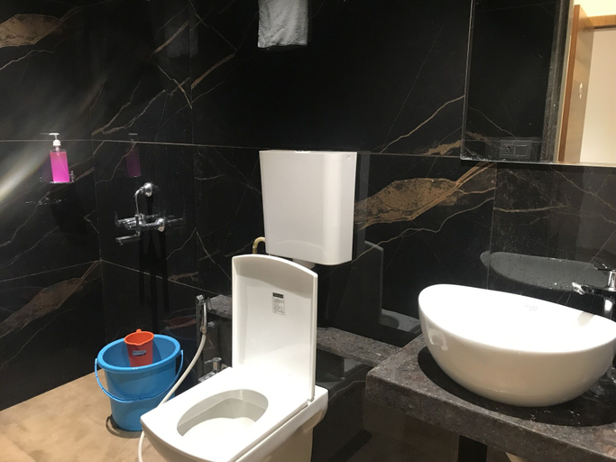 Bathroom 3, City Point Executive, Pune