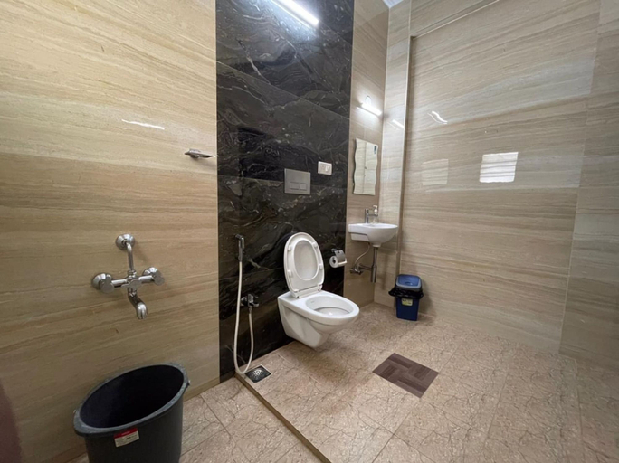 Bathroom 4, Hotel Rathnavel Towers Annex, Kancheepuram