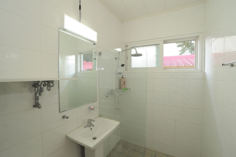 Bathroom 3, Sangwoojae, Jung