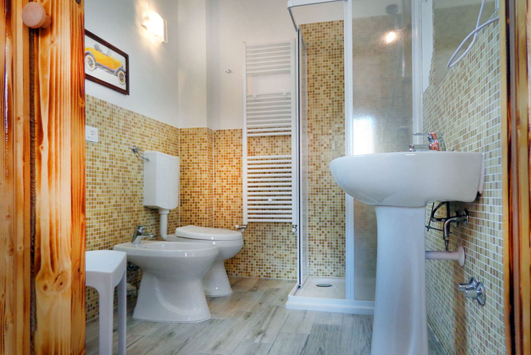 Bathroom 4, Alloggi al Verdi, Ferrara