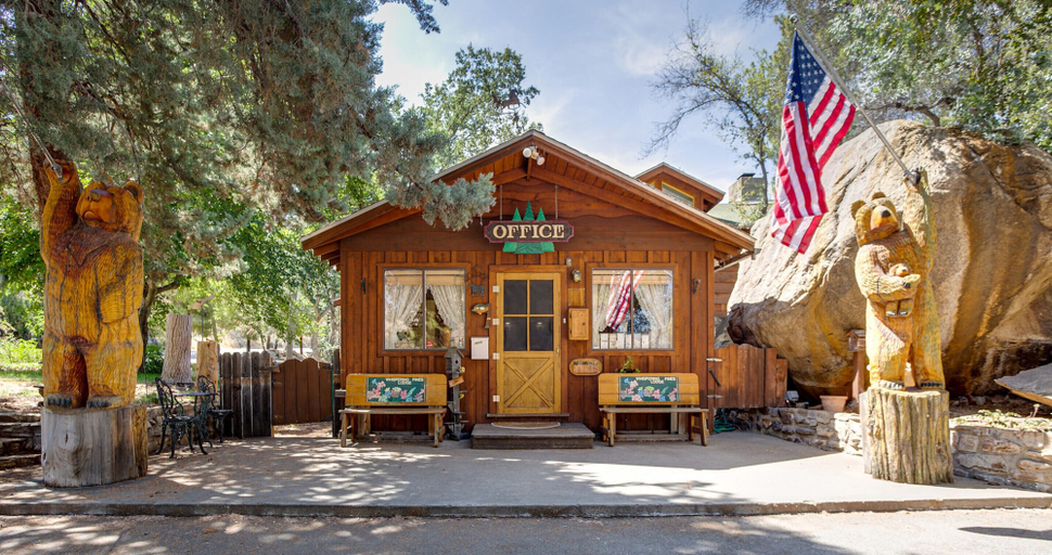 Exterior & Views 1, Whispering Pines Lodge, Kern