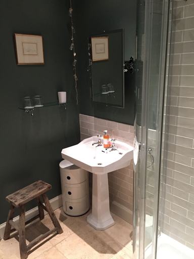 Bathroom 3, Washington House, Highland