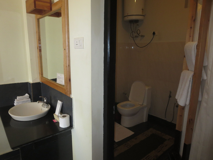 Bathroom 3, Hotel Vara, Bapisa