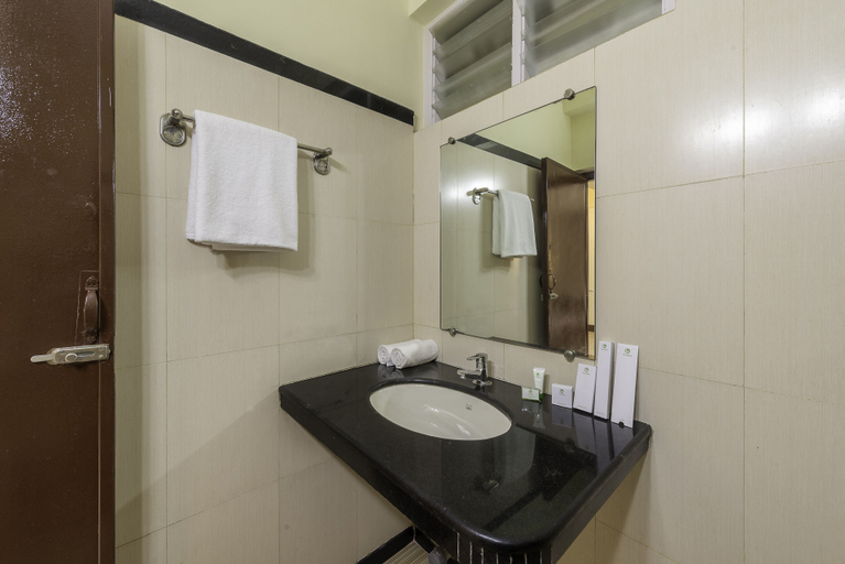 Bathroom 4, Treebo Green Park, North Goa