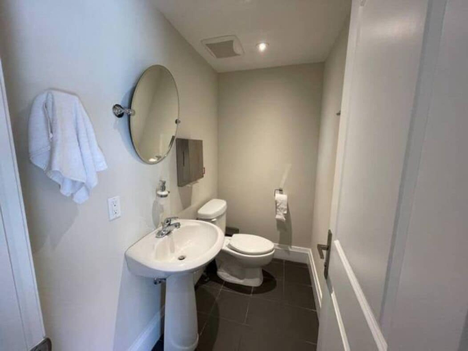 Bathroom 5, Cozy Downtown Condo Suite, Hamilton
