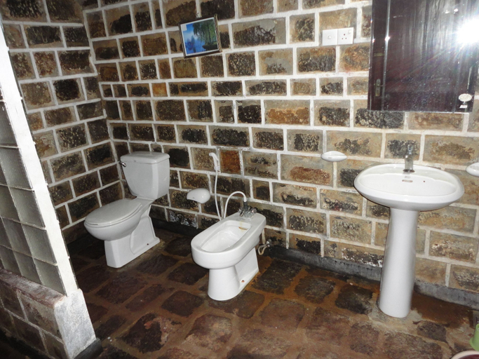 Bathroom 3, Castlereigh Holiday Bungalow, Ambagamuwa