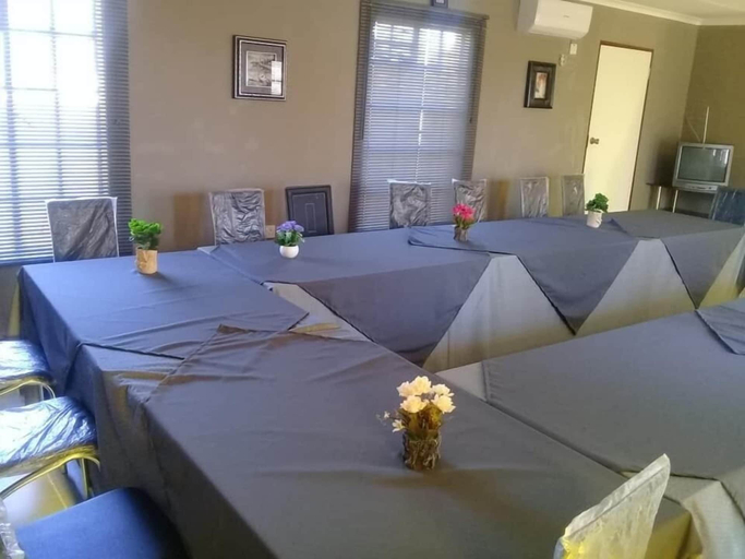 Food & Drinks, Kutse Guesthouse, Kweneng South