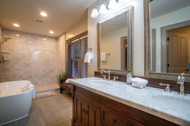 Bathroom 3, Bellissimo Castle, Hall