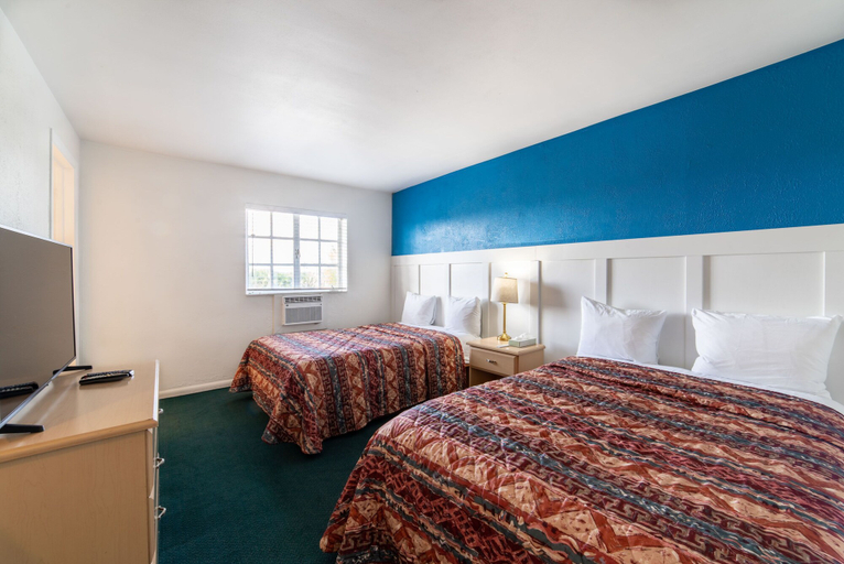 Bedroom 2, Captain's Table Hotel, Collier