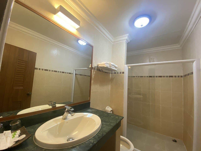 Bathroom 4, Asian Koh Kong Hotel, Smach Mean Chey