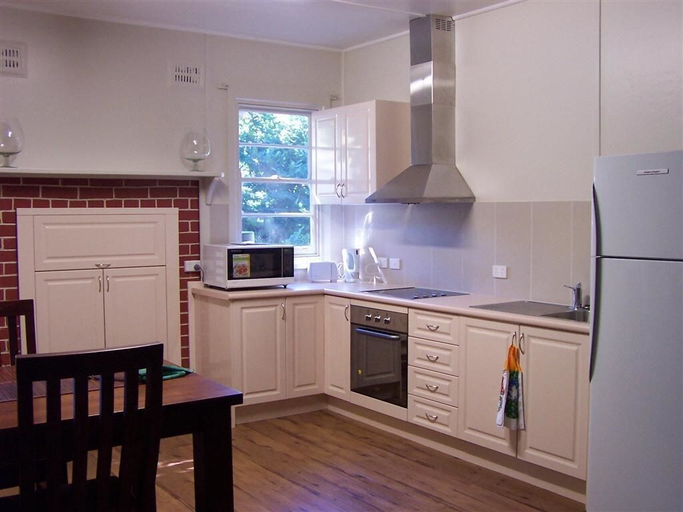 Others 5, Elm Cottage, Tumut