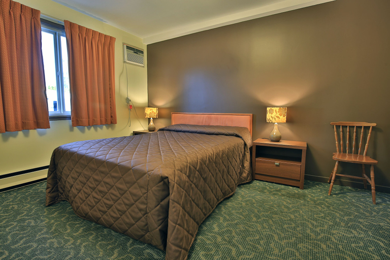 Bedroom 2, Bowmont Motel, Okanagan-Similkameen
