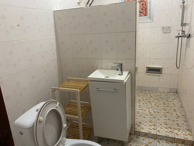 Bathroom, Manoir des Princesses Ekoumdoum, Mfoundi