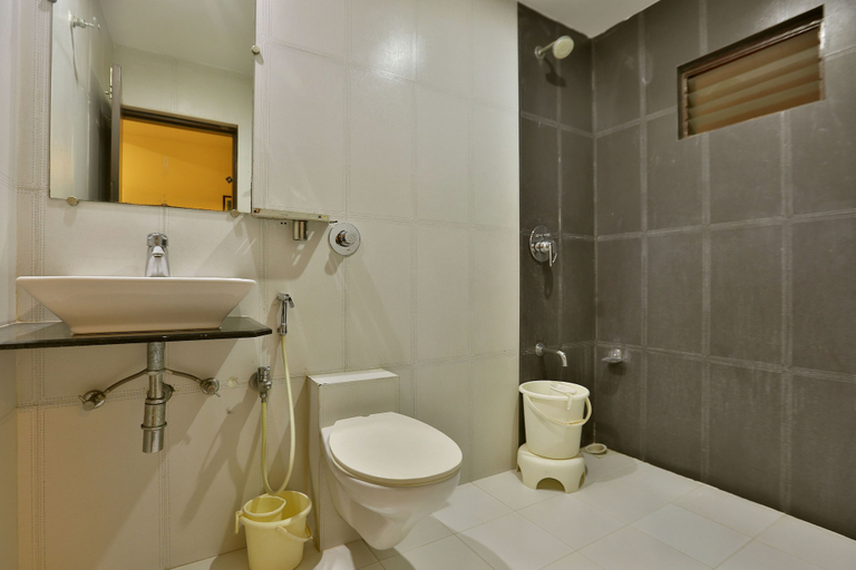 Bathroom 3, Hotel Kamran Palace, Ahmadabad