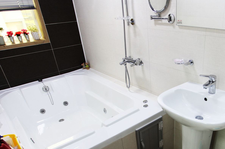 Bathroom 3, Basapan Pension, Jeju