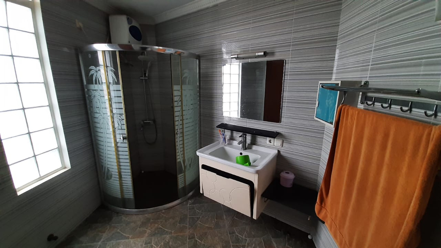 Bathroom 3, Villa Larochelle, Bandung