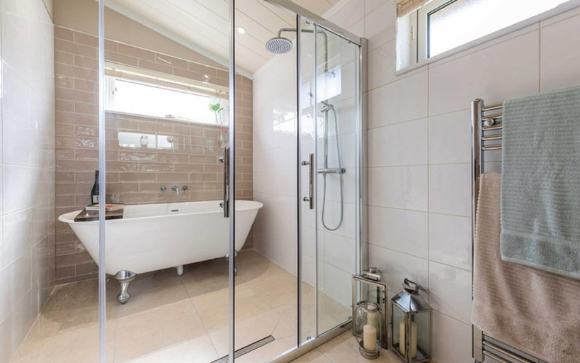 Bathroom 2, Hollicarrs - Kingfisher Lodge, York