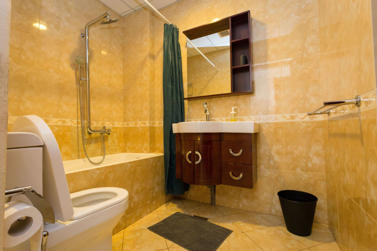 Bathroom 4, La Casa Baatsona Apartments, Tema