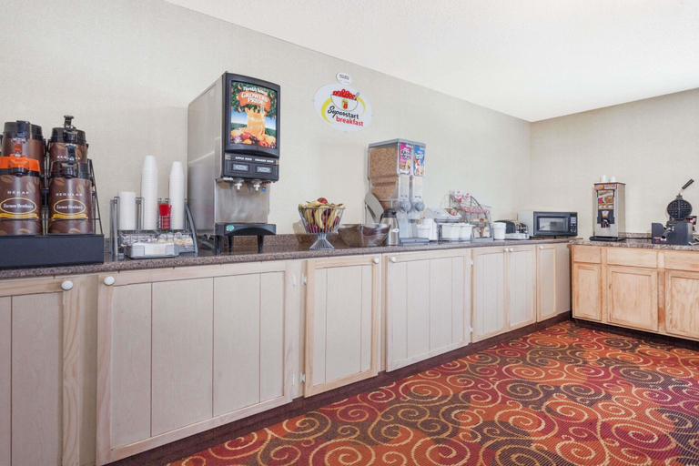 Food & Drinks 5, Super 8 by Wyndham Evansville North, Vanderburgh