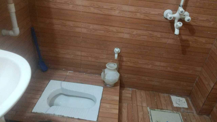 Bathroom 3, Alidia Guest House, Sukkur