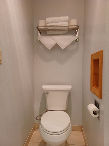 Bathroom 3, Whispering Pines Lodge, Kern