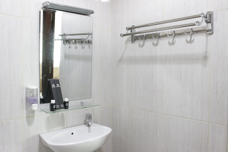 Bathroom 2, Pleasant and Homey 2BR Apartment at Tamansari La Grande, Bandung