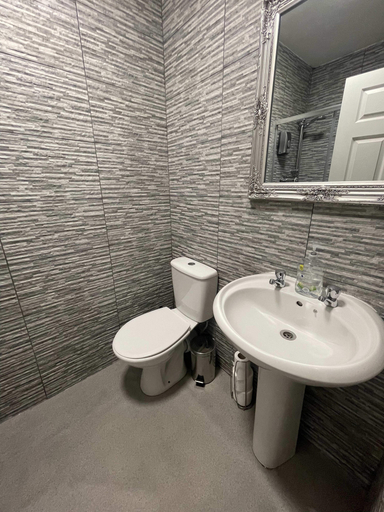 Bathroom 3, Mays Apartments, Sefton