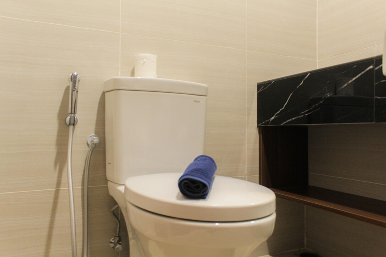 Bathroom 5, Homey and Comfort Studio at West Vista Apartment, West Jakarta