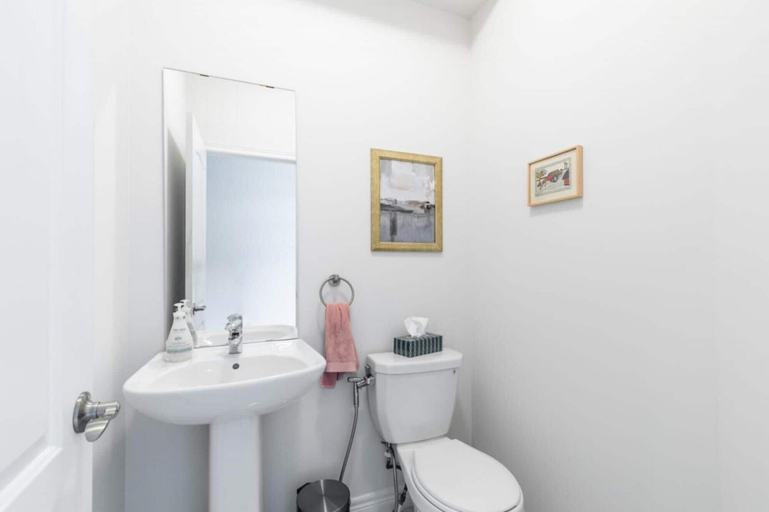 Bathroom 5, Modern Lakeshore 3BR 3BA TH Free Parking BBQ, Hamilton