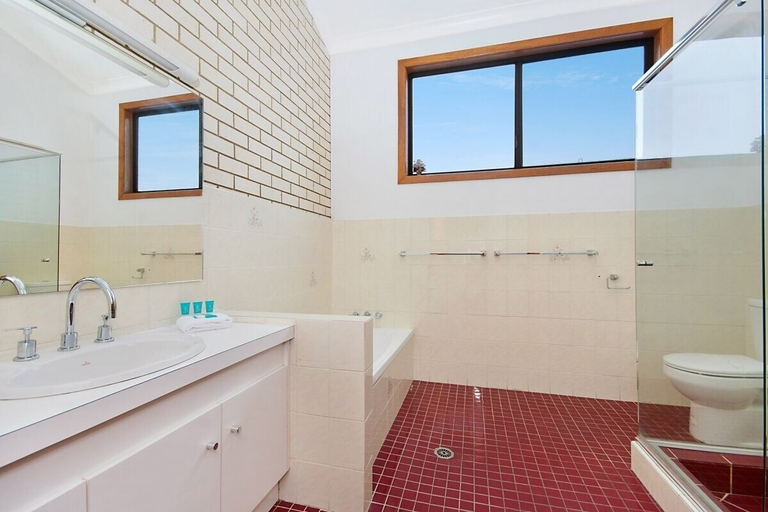 Bathroom, Peninsula Court 5, Clarence Valley- Coast
