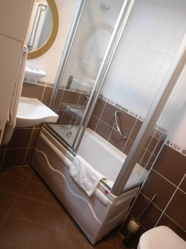Bathroom 5, Iris Hotel & Spa, Merkez